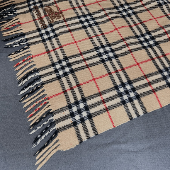 Burberry 100% Wool Scarf - Picture 3 of 10